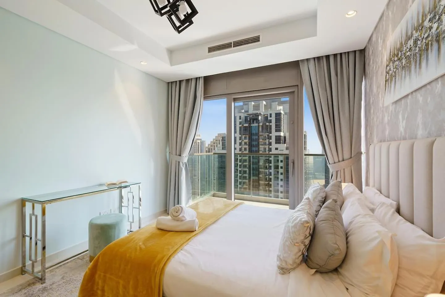 High Floor 2 Bedroom Gem - Burj Khalifa Views Dubai